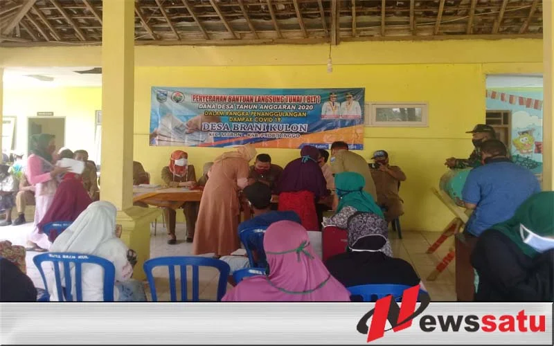 Pembagian BLT Desa Brani  Kulon Probolinggo Ikuti Protokol  Kesehatan