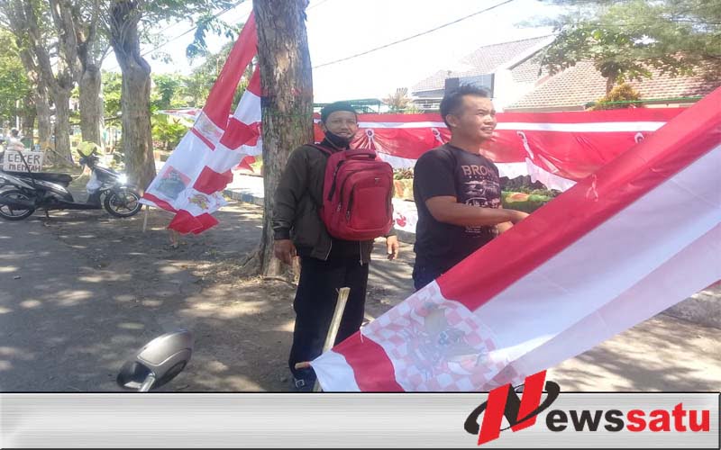 Penjual Bendera Dan Umbul-umbul HUT Kemerdekaan RI Mulai Bermunculan Di Kota Probolinggo