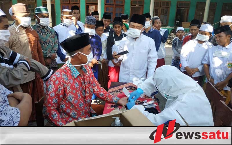 Stafsus Presiden RI Berikan Ribuan Rapid Test Di Ponpes Bondowoso
