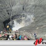 Warga Tengger Bromo Lakukan Upacara Yadya Kasada
