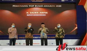 Bupati Bondowoso Terima  Tiga Penghargaan Top  BUMD 2020