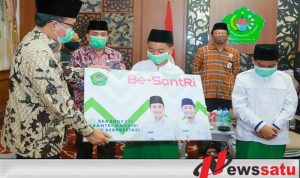 Bupati Pamekasan Beri Beasiswa Pada Ribuan Santri Berprestasi