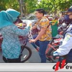 Gebrak Masker, Ibu PKK Turun Jalan di Alun Alun Pamekasan