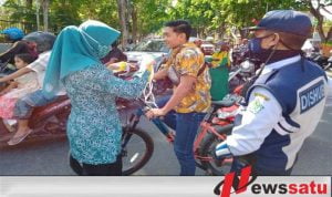 Gebrak Masker, Ibu PKK Turun Jalan di Alun Alun Pamekasan