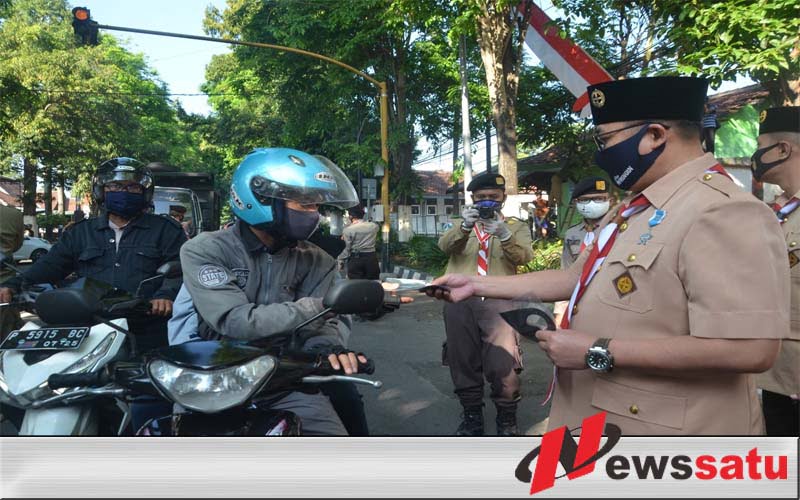 Hari Pramuka Ke 59 , Kwarcab Cabang Bondowoso Bagikan Ribuan Masker