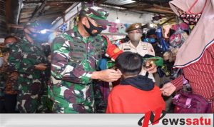Petugas Gabungan di Mojokerto Bagikan 5 ribu Masker
