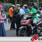 Supporter MU Rindu Kebersamaan Di Tribun, Obati dengan Bagi Masker Bareng Di Pamekasan