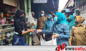 TP PKK Kabupaten OKI Bagikan Masker Gratis