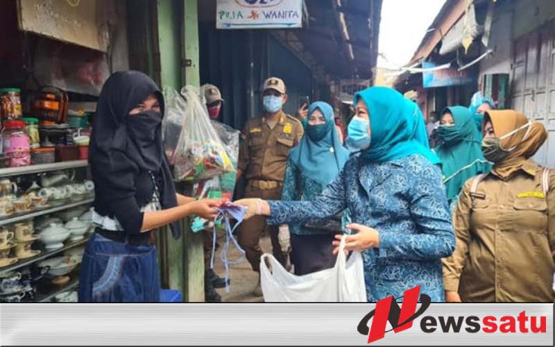 TP PKK Kabupaten OKI Bagikan Masker Gratis