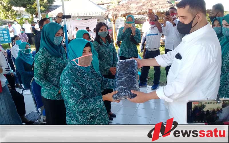 Walikota Dan TP PKK Kota Probolinggo Bagi-bagi Masker