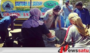 Alumni Sempada 97 Bareng FRPB Pamekasan Bagikan 16 Ribu Liter Air Bersih dan Masker