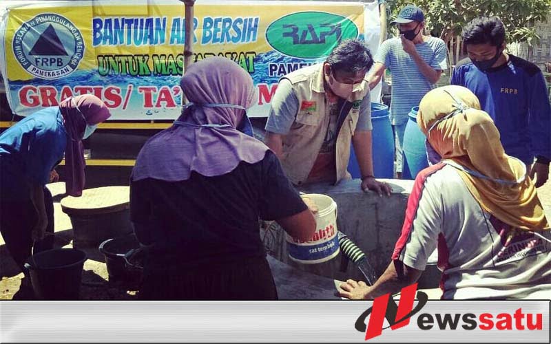 Alumni Sempada 97 Bareng FRPB Pamekasan Bagikan 16 Ribu Liter Air Bersih dan Masker
