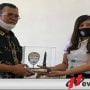 Ketua DPRD Sumenep Menyerahkan Cinderamata Ke Anggota DPRD Kota Malang