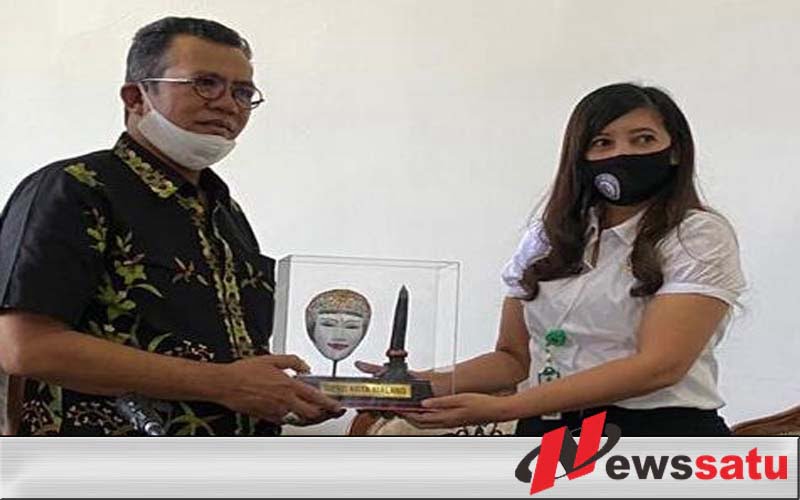 Ketua DPRD Sumenep Menyerahkan Cinderamata Ke Anggota DPRD Kota Malang