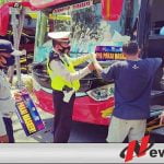 Bus Antar Kota Diberi Stiker Wajib Masker di Pamekasan