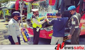 Bus Antar Kota Diberi Stiker Wajib Masker di Pamekasan