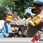 Forkopimda Sampang Bagi-bagi Ribuan Masker Kepada Warga