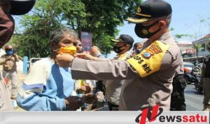 Forkopimda Sampang Bagi-bagi Ribuan Masker Kepada Warga