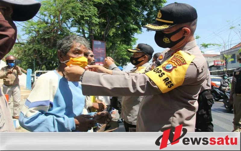 Forkopimda Sampang Bagi-bagi Ribuan Masker Kepada Warga