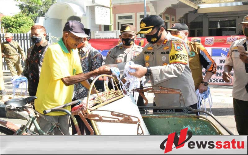 Ini Pesan Kapolres Pamekasan Saat Bagikan Masker Gratis