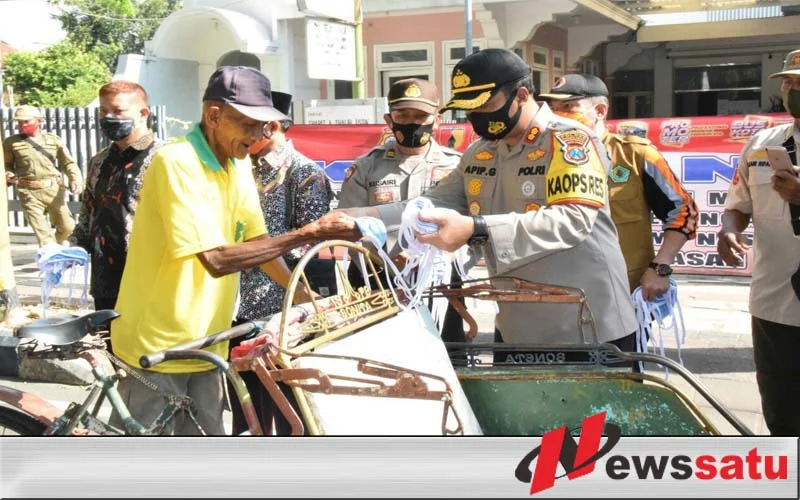 Ini Pesan Kapolres Pamekasan Saat Bagikan Masker Gratis