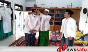 Di Ponpes Al-Is’af Achmad Fauzi Diberi Songkok Berlambang GMNU