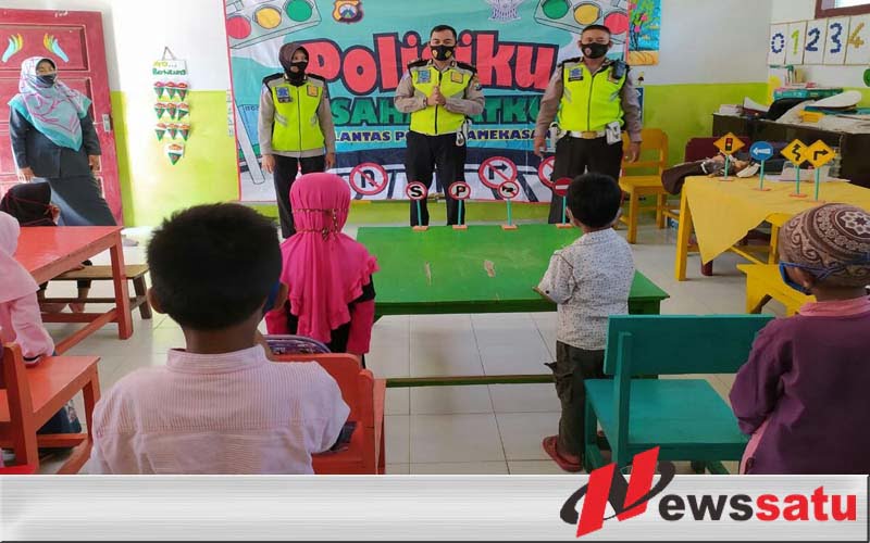 Polisi Di Pamekasan Blusukan PAUD Dan TK Untuk Mengenalkan Tertib Lalin dan Prokes