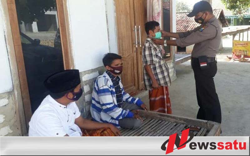 Polsek Proppo, Patroli bagikan Masker Dengan Berbahasa Madura