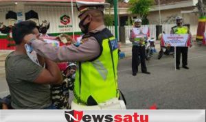 Satlantas Pamekasan, Disiplinkan Pengendara dan Bagikan Masker