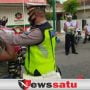 Satlantas Pamekasan, Disiplinkan Pengendara dan Bagikan Masker