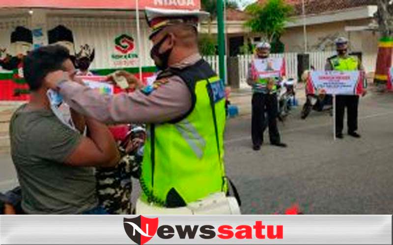 Satlantas Pamekasan, Disiplinkan Pengendara dan Bagikan Masker