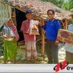 Tak Dilirik Dinsos, FRPB Bantu Nenek Renta Sebatang kara di Pamekasan