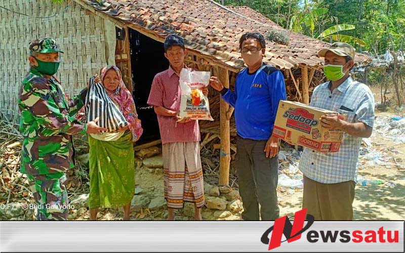 Tak Dilirik Dinsos, FRPB Bantu Nenek Renta Sebatang kara di Pamekasan