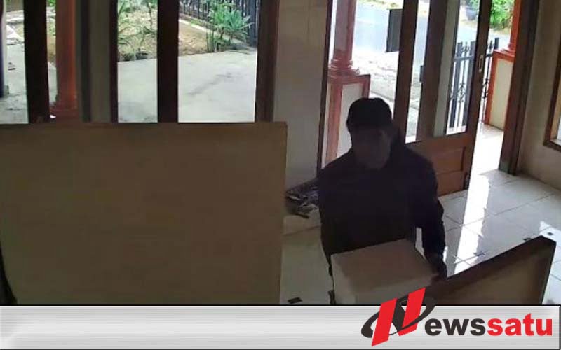 Terekam CCTV, Seorang Laki- Laki Mencuri Uang Kotak Amal di Mushola Junrejo  Kota Batu