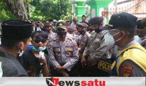 Diduga Ada Calo, Warga Demo Kantor Disdukcapil Pamekasan