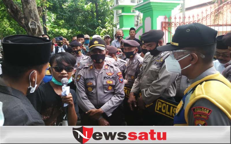 Diduga Ada Calo, Warga Demo Kantor Disdukcapil Pamekasan