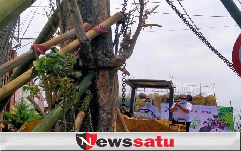 Gunakan Alat Berat, Walikota Batu Tanam Satu Nama Satu Pohon