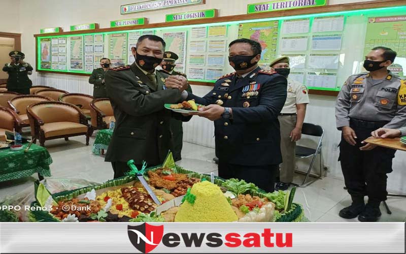 HUT TNI Ke 75, Forkompinda Di Pamekasan Bagikan 500 Sembako