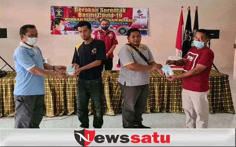 Hari Dharma Karyadhika, Lapas Kelas IIA Pamekasan Bagikan Ratusan Paket Prokes