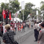 Belasan Mahasiswa Demo Tolak Omnibus Law Di Balai Kota Batu