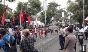 Belasan Mahasiswa Demo Tolak Omnibus Law Di Balai Kota Batu
