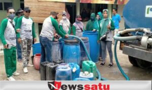 Kekeringan Berlanjut, Alumni 87 SMPN 1 Pamekasan Kirim 10 Tangki Air Bersih