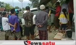 Mobilio Seruduk Warung dan Gazebo di Pamekasan