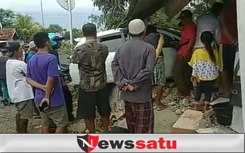 Mobilio Seruduk Warung dan Gazebo di Pamekasan