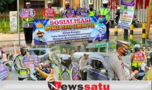 Operasi Zebra Simpatik, Satlantas Polres Pamekasan Bagikan Masker dan Hand Sanitizer