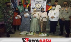 Satgas Kecamatan Kota Pamekasan Bagikan Sembako Dan Santunan Pada Kaum Dhuafa