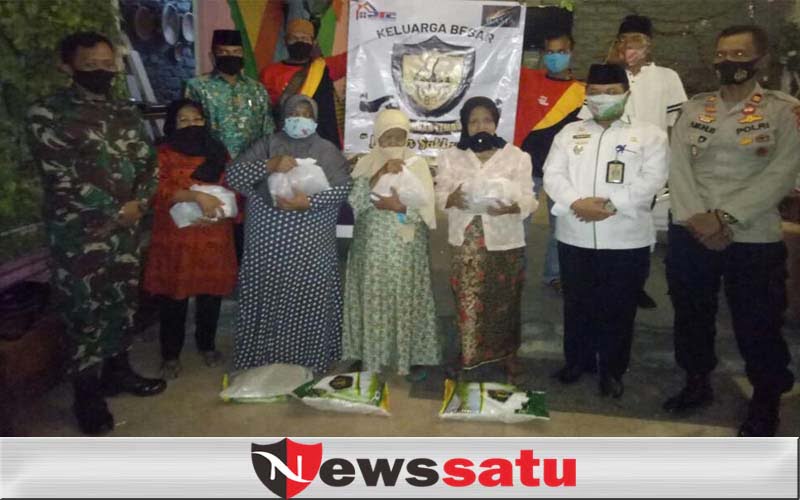 Satgas Kecamatan Kota Pamekasan Bagikan Sembako Dan Santunan Pada Kaum Dhuafa