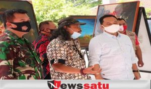 Seniman Agoes D’ Soe Pamerkan 31 Lukisan di Balai Kecamatan Junrejo