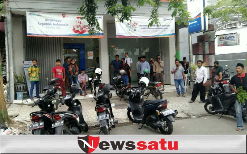 Aksi Blokade Nasabah Meluas, Hingga  Tutup Kantor BRI Unit Di Pamekasan