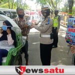 Polwan Satlantas Polres Pamekasan Bagikan Masker dan Hand Sanitizer